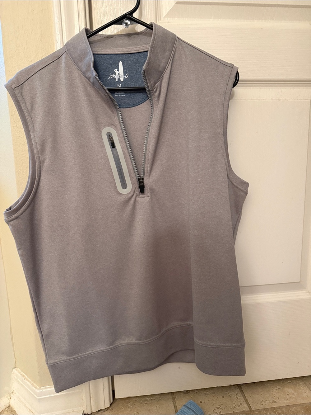 Johnnie-O Men’s Sleeveless Quarter-Zip Golf Vest in Gray